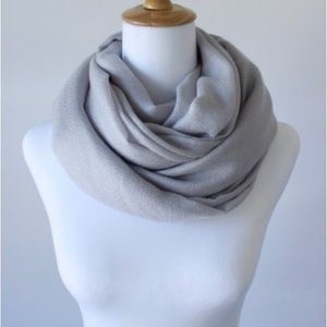 Pashmina Cashmere & Silk Scarf. Light silvery gray. Handmade in Italy.